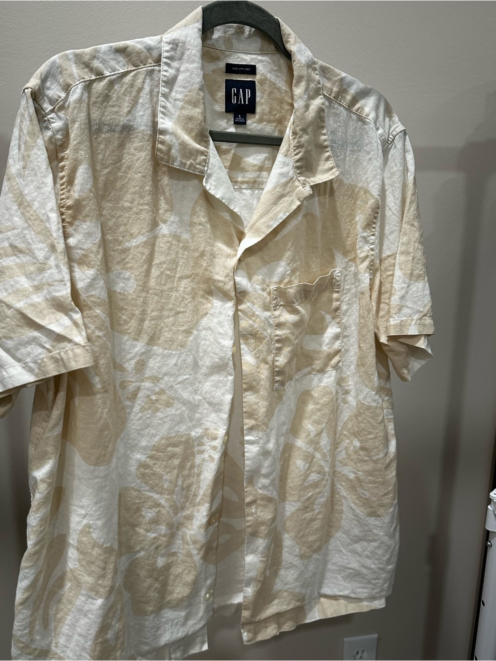 GAP Cream and Beige Short-Sleeve Button-Up Shirt